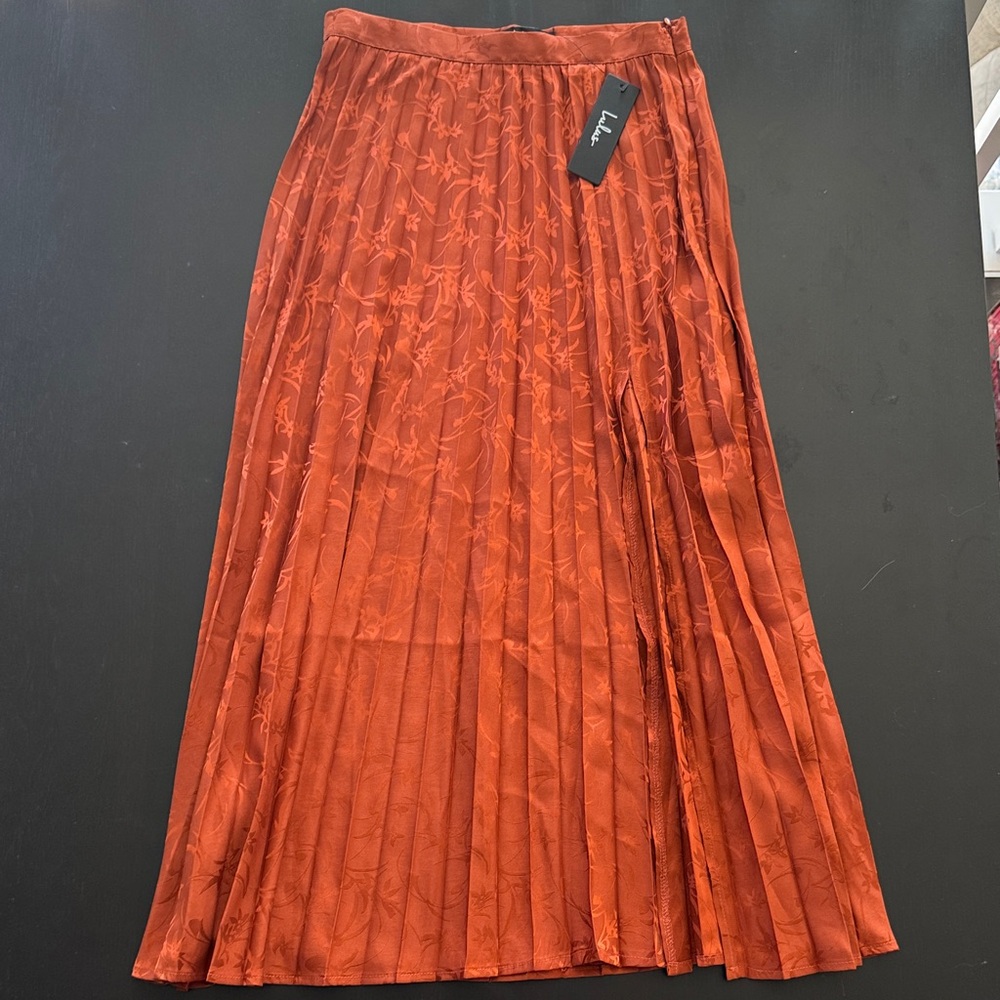 Lulu’s Rust Orange Satin Floral A-Line Pleated Midi Skirt Size S NWT Thigh Cut